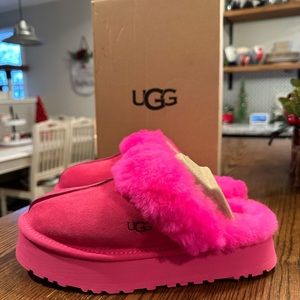 UGG NEW IN BOX womens size 8 hot pink Disquette Slippers